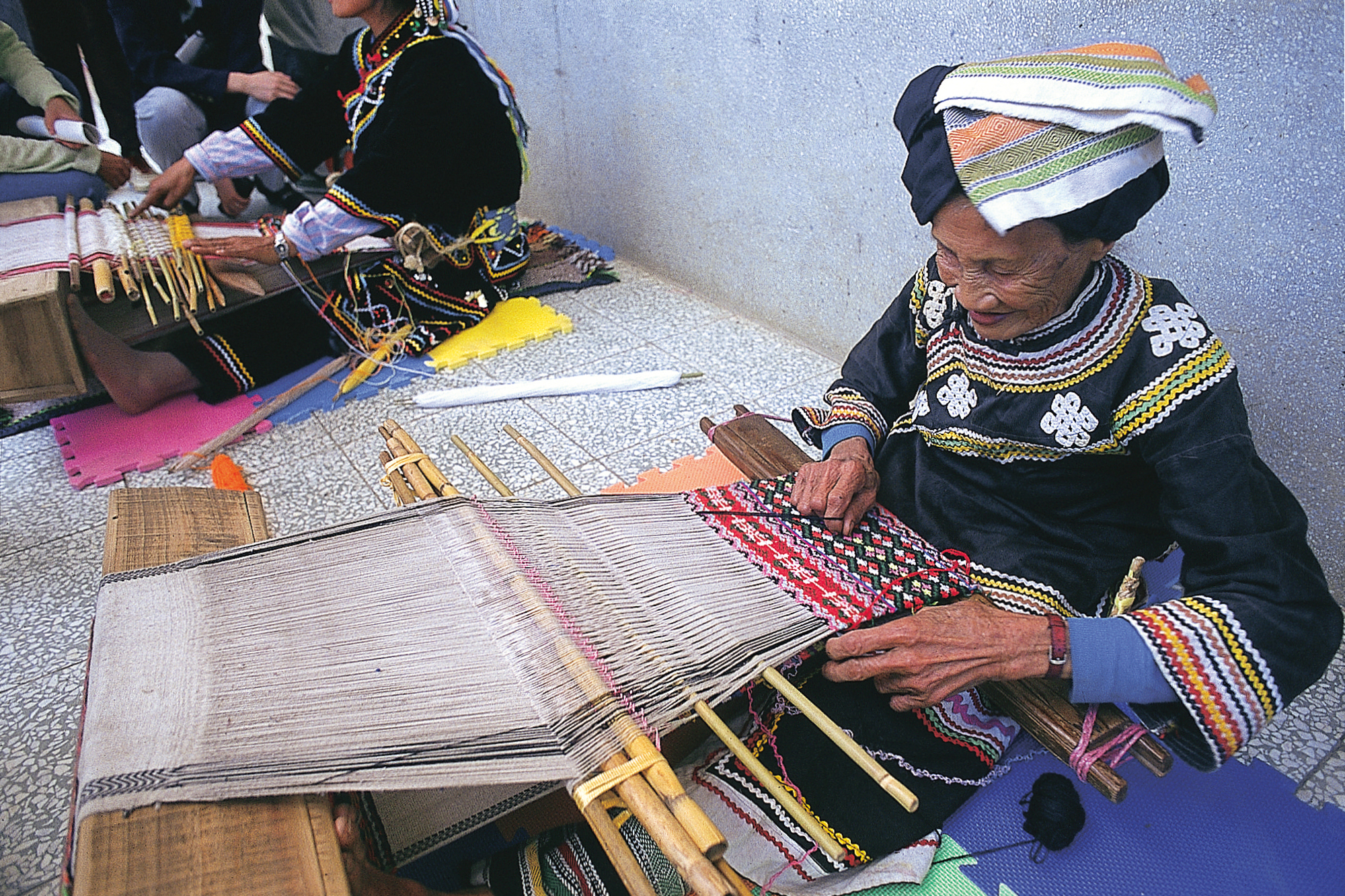 部落耆老手中編織的技藝，是魯凱族文化中重要的一部分。（本刊資料）