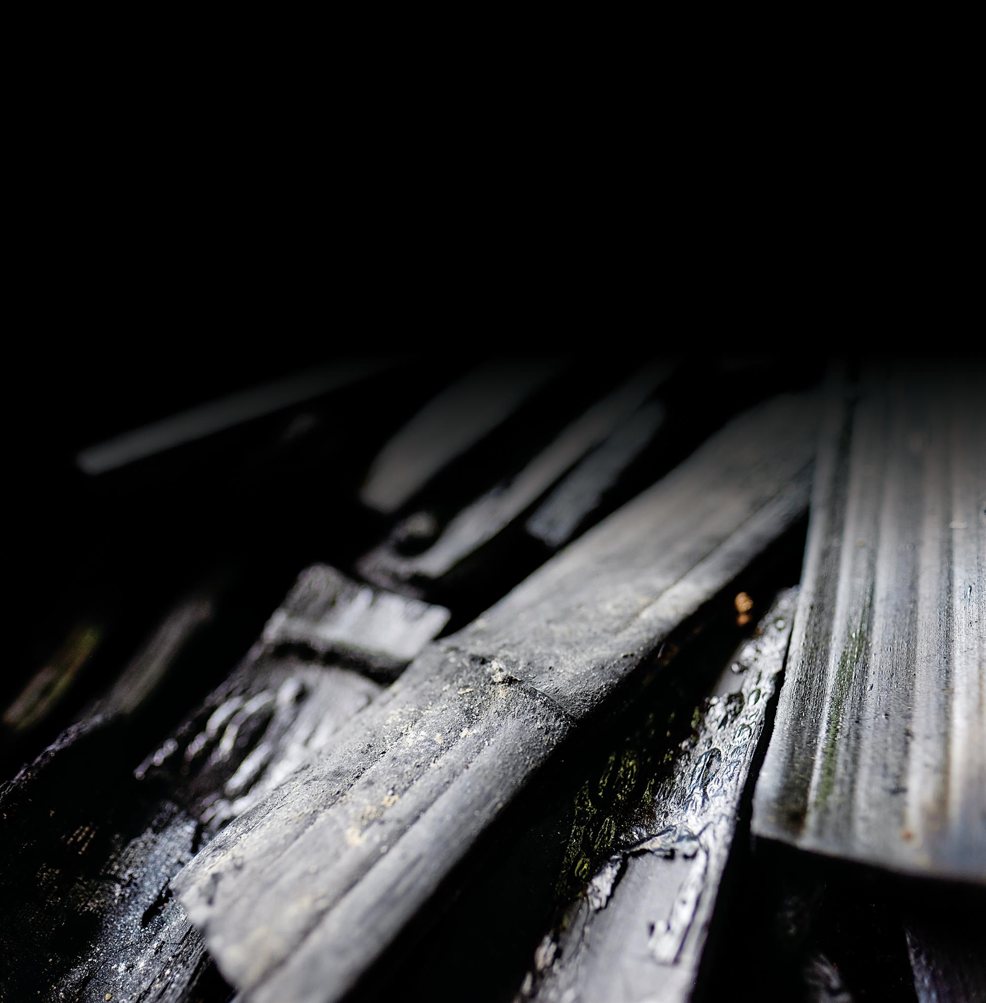 竹子經過高溫淬煉成炭，紋理依稀可見，但多了吸附調節與釋放遠紅外線的功能，成為具有發展潛力的黑鑽石。