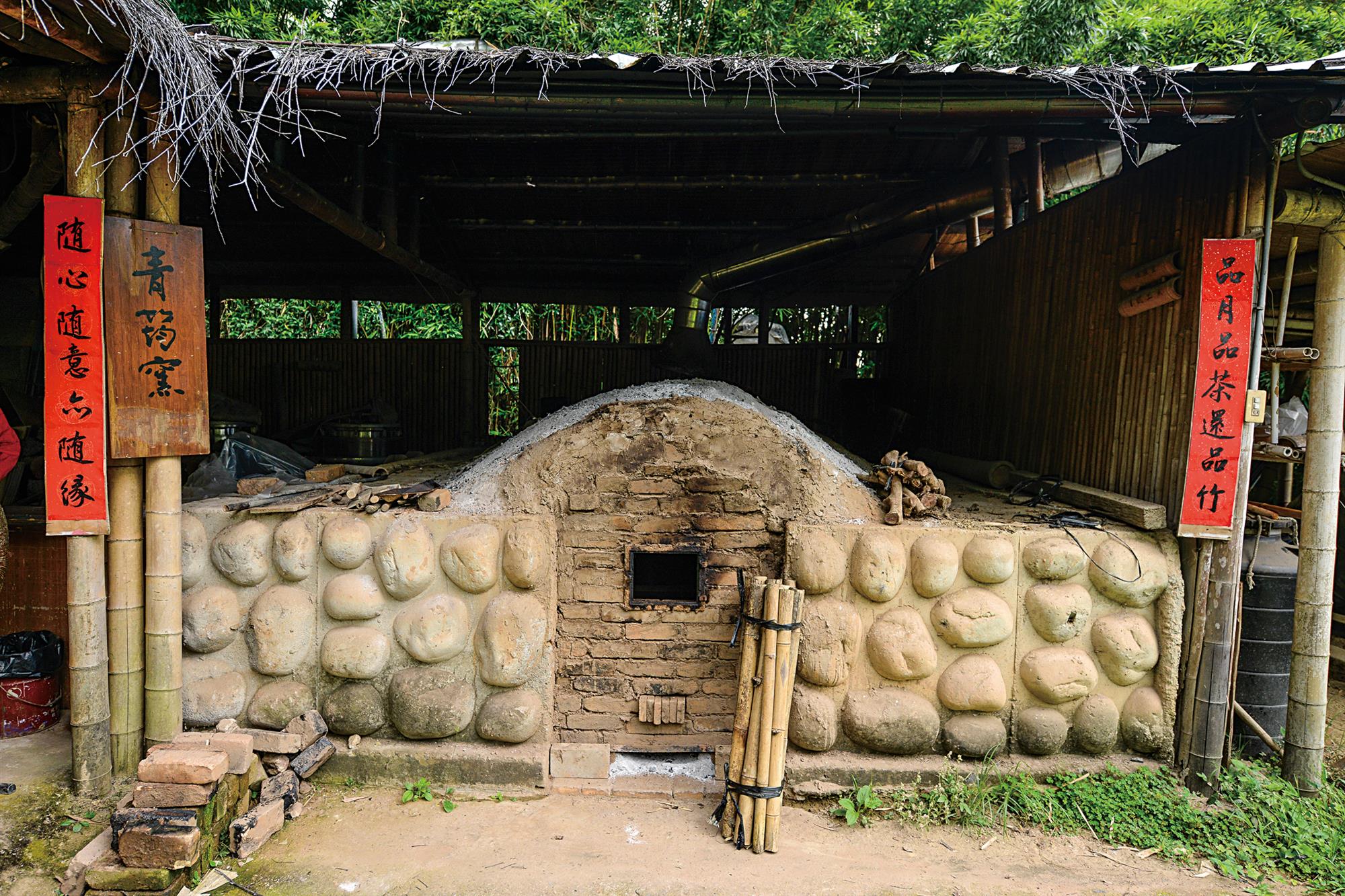 陳靖賦為保留竹文化創建了青竹文化園區，並打造青筠窯成為台灣竹炭燒製的前鋒。