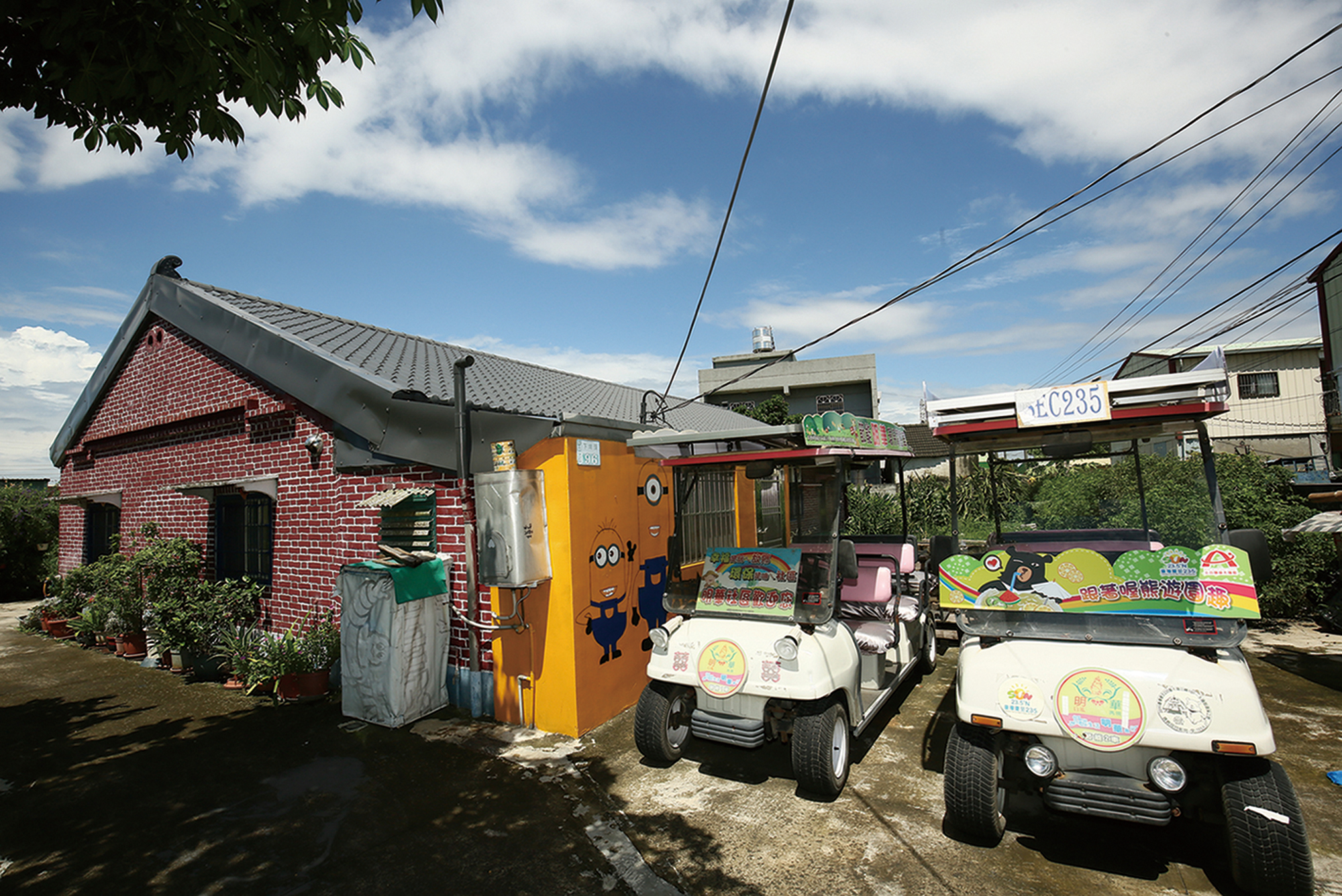 用太陽能高爾夫球車載送訪客 參觀導覽也成了明華社區的特色之一。 用太陽能高爾夫球車載送訪客 參觀導覽也成了明華社區的特色之一。