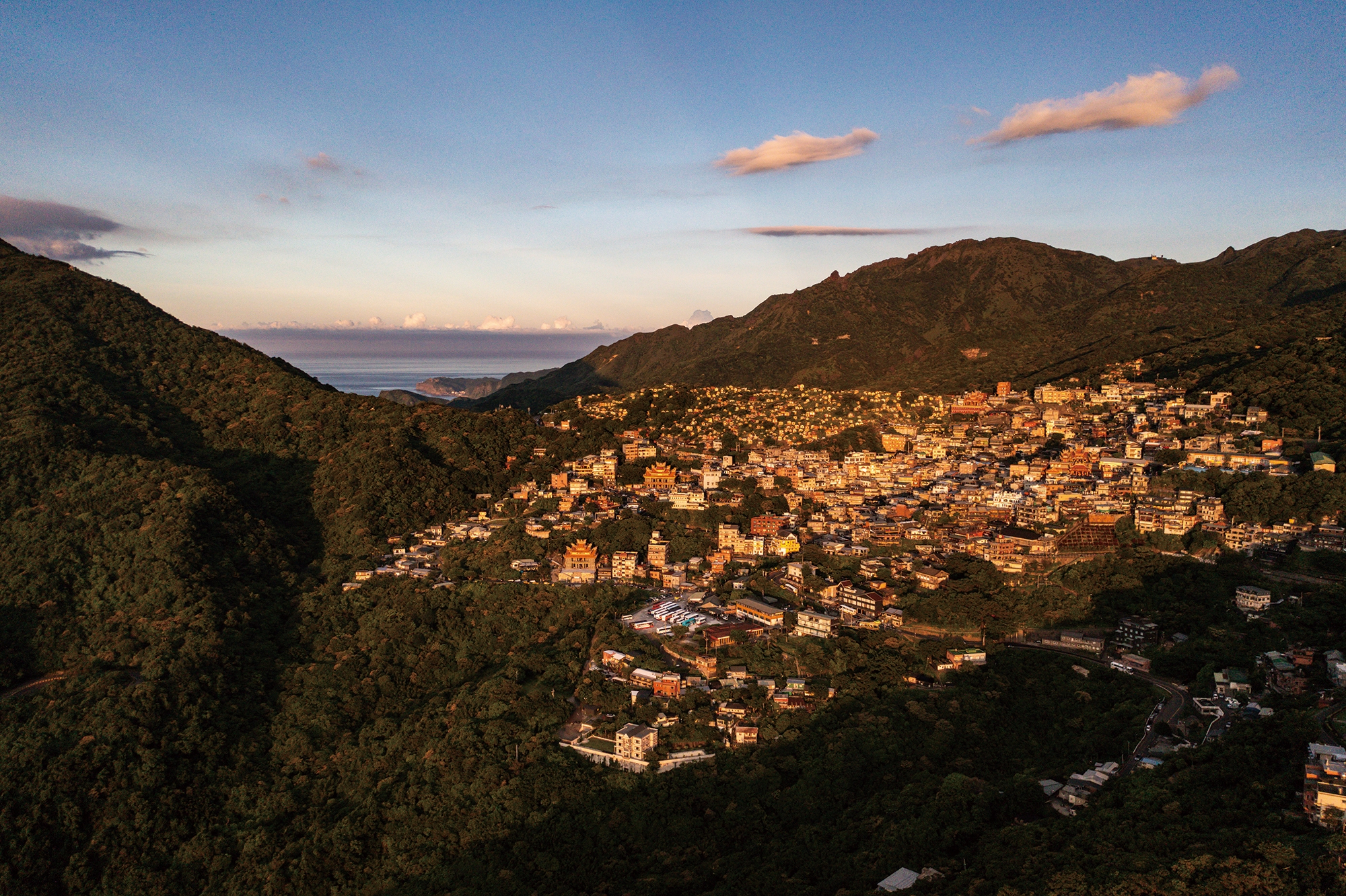 金黃閃耀的浪漫山城