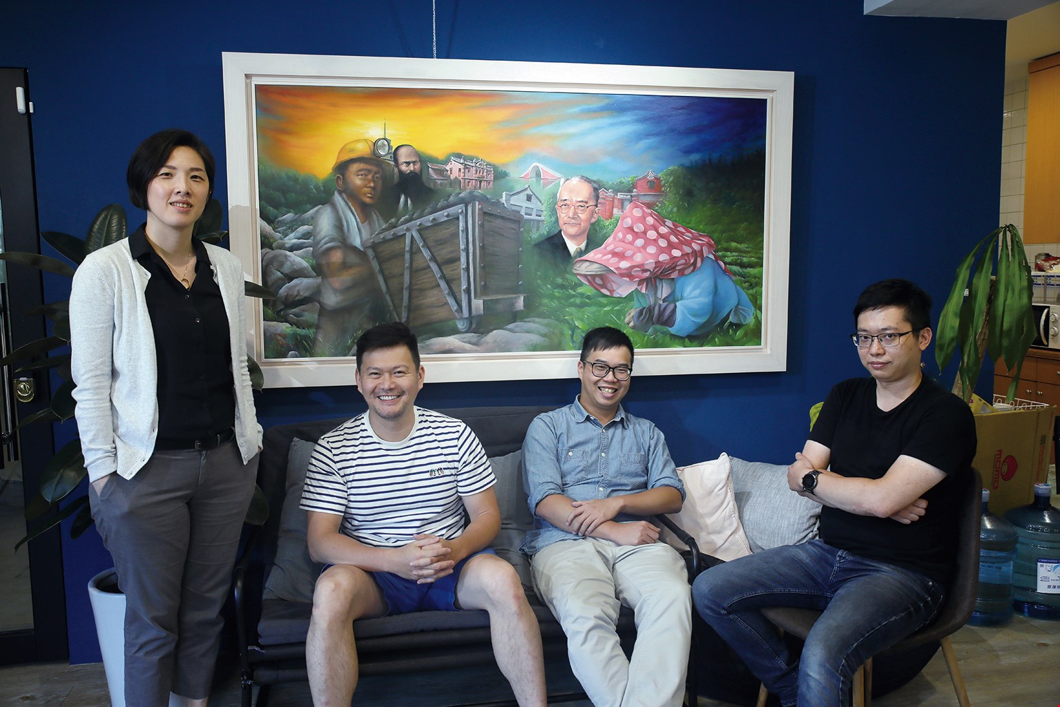 結合公民參與以及科技創新,國家寶藏團隊號召志工到檔案局,數位化與台灣相關的歷史資料。團隊成員左起蔡思亭、蕭新晟、侯光遠、楊承融。(林格立攝)