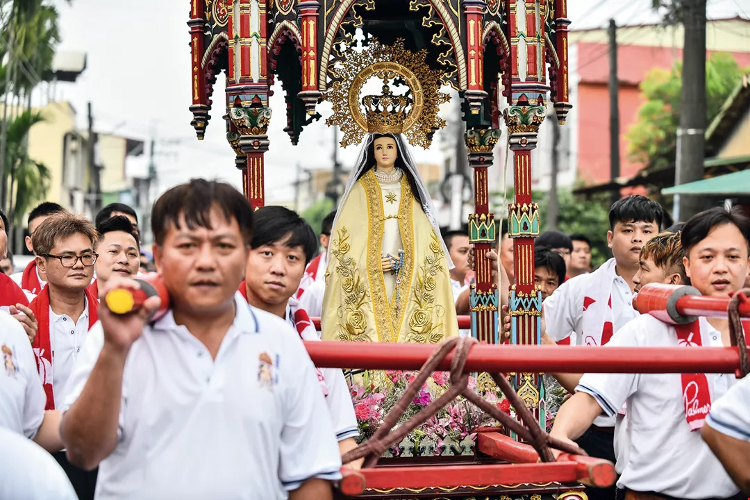 農曆3月「瘋媽祖」，熱潮席捲全台。然而，來自西方的女聖人──聖母瑪麗亞，早在百年前也融入民俗廟會的遶境傳統，乘轎出巡，庇佑蒼生，這是發源在屏東萬巒鄉萬金村的「萬金聖母聖殿」。萬金聖母近年還曾二度環島出巡，2018年更破天荒地與臨近的道教宗天宮合辦「當東方聖母遇見西方聖母：讓愛起飛」活動，活力滿滿，更印證台灣社會的多元與包容。