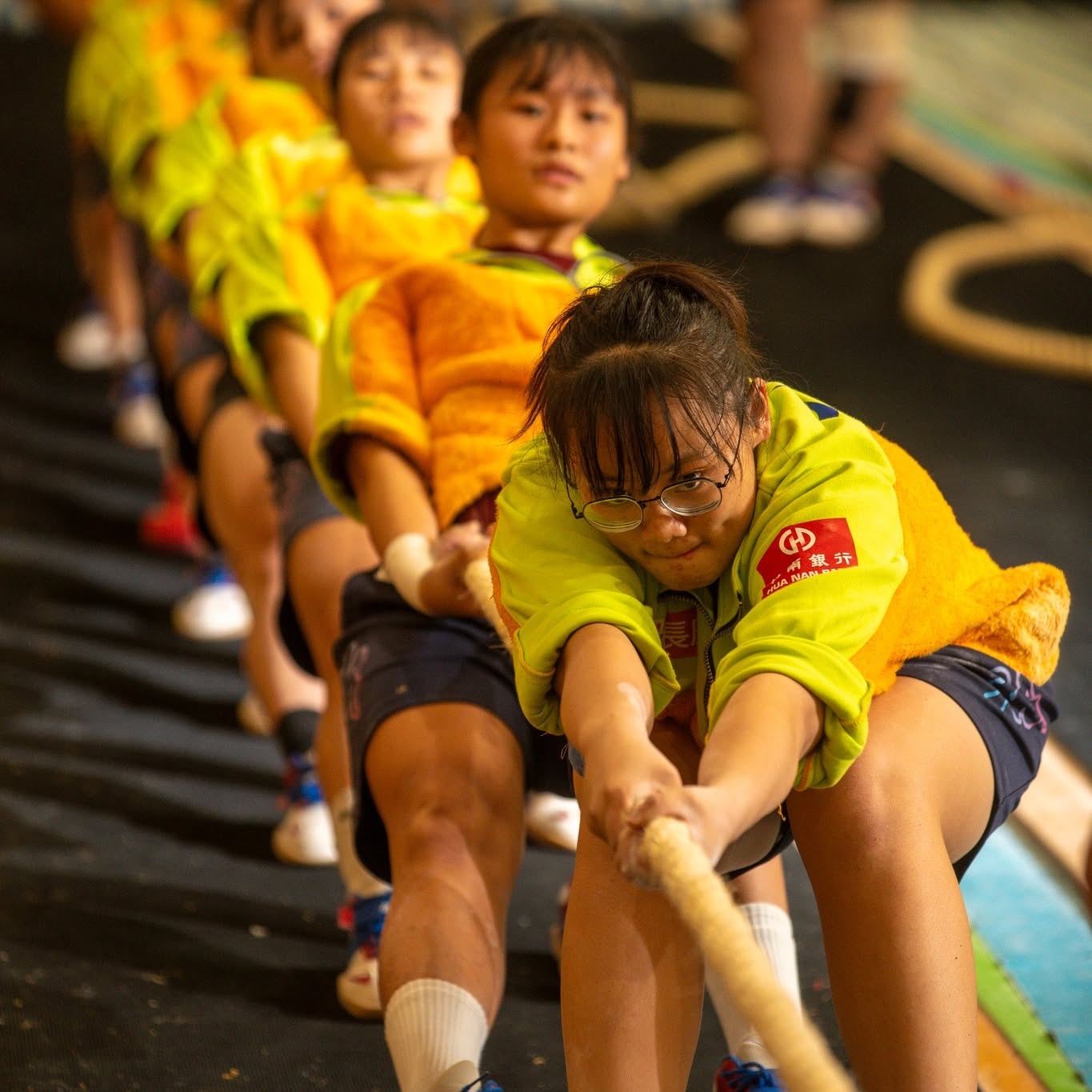 四年一次的世界運動會，台灣女子拔河隊從2005年杜伊斯堡世運起，已連續六屆摘金。而自2013年卡利世運開始，便是由景美女中與大學選手組成聯隊出賽，能連續四屆奪冠，絕非偶然。選手們日以繼夜練習，突破身材嬌小的劣勢，以技術與毅力為團隊贏得一次次的榮耀。