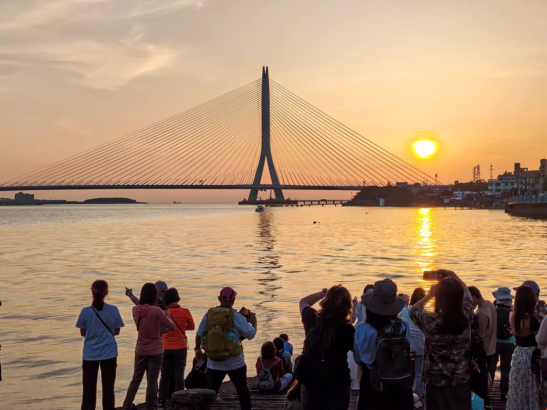 2026 年 5 月12日，連接北台灣淡水與八里的淡江大橋正式通車。這座由 Zaha Hadid建築團隊操刀設計的世界級橋梁，在2025年被CNN評選為「足以改變世界面貌」的偉大建築之一，其改寫了北台灣的交通動線，也重繪了淡水河口的城市天際線。為了保存淡水百年夕照的風景，淡江大橋是台灣大型工程建案中，少見將景觀美學置於核心考量的公共建設。