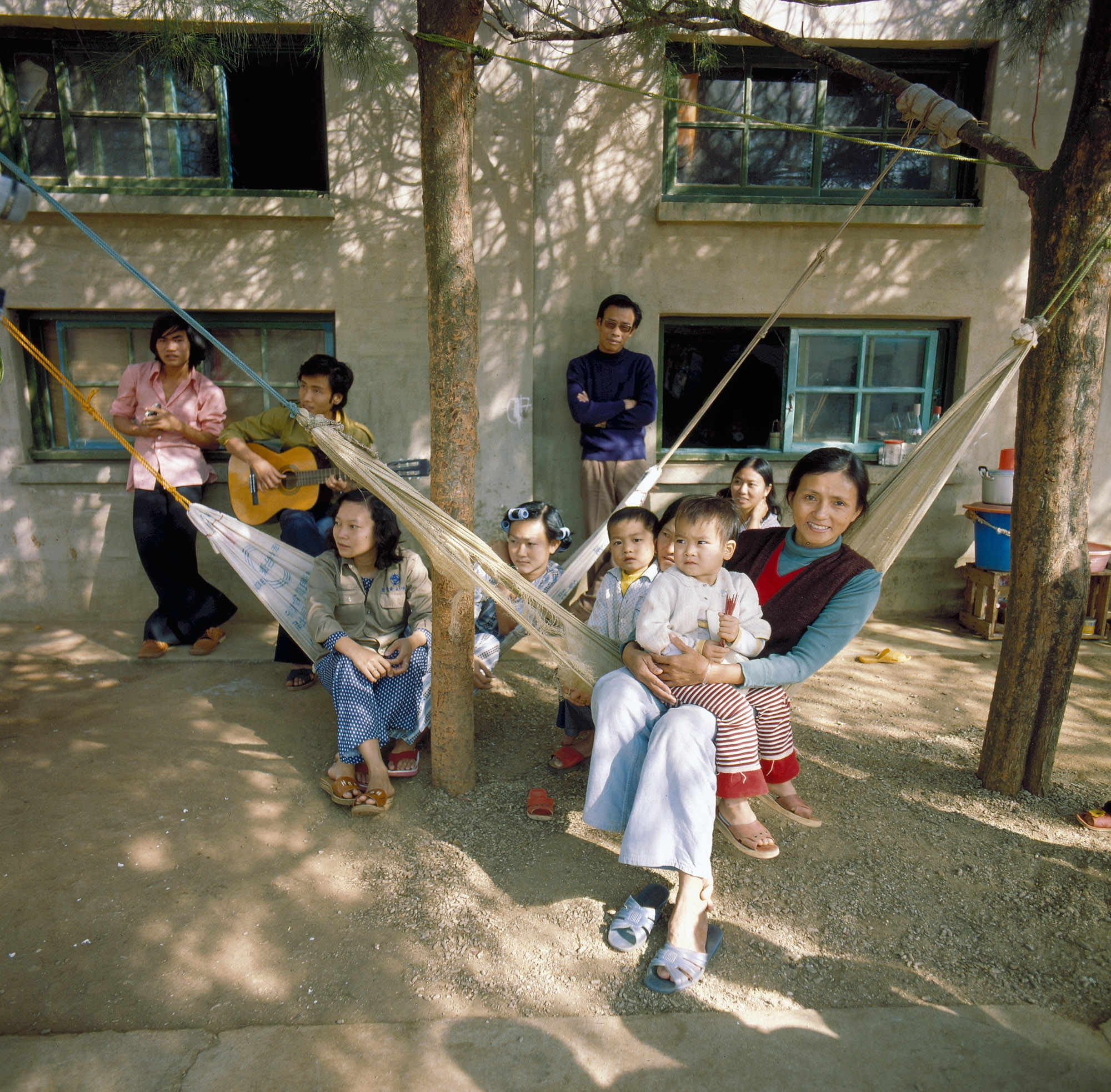 越戰結束後，台灣1978年至1988年曾在澎湖縣白沙鄉講美村開辦越南難民營。一批批的越南難民，為了掙脫越共，冒死駕舟逃亡，他們歷盡了千辛萬苦，終於獲得中華民國政府的收容與照顧。