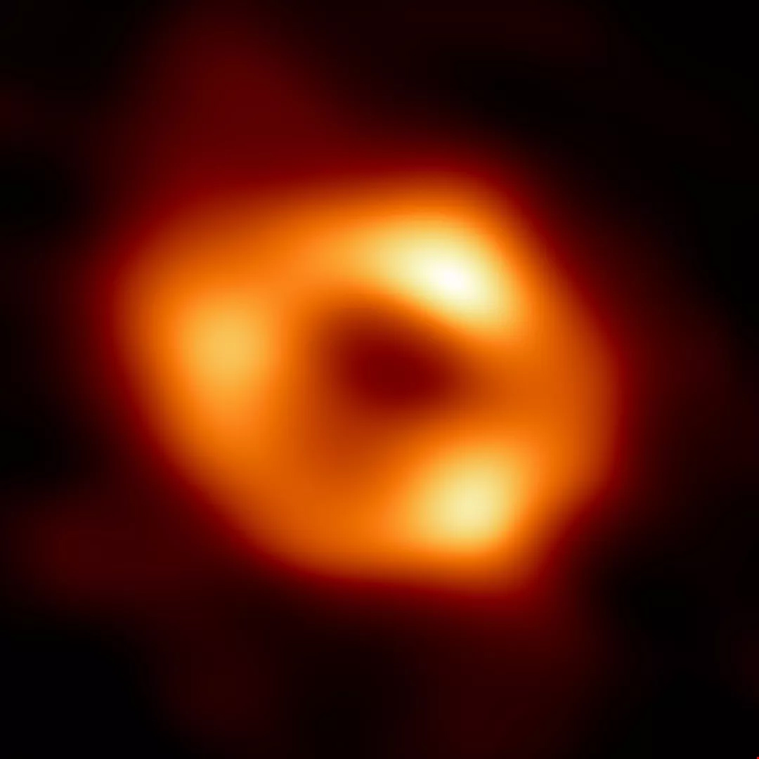 史上第二張黑洞照片：銀河系中心黑洞人馬座A星。全球共有11座「事件視界望遠鏡」，透過微波觀測M87星系與銀河系中心的黑洞。這項全球工程中，台灣團隊參與製造、運轉四座望遠鏡，包含在夏威夷的次毫米波陣列望遠鏡（SMA）和馬克斯威次毫米波望遠鏡（JCMT）、智利的阿塔卡瑪大型毫米及次毫米波陣列計畫（ALMA），以及位於北極的格陵蘭望遠鏡（GLT）。