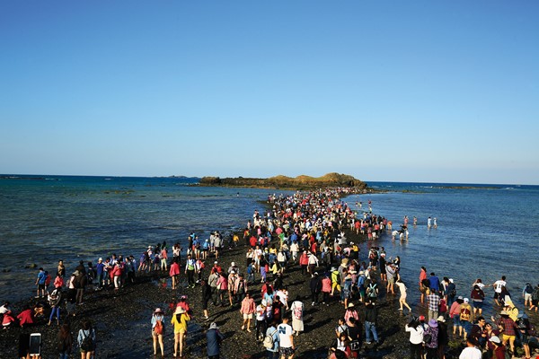 图为湖西摩西分海美景.