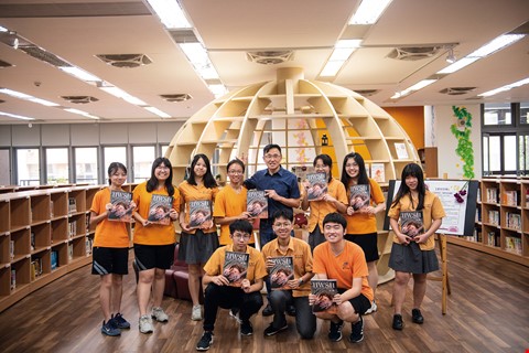 蔡淇華創辦惠文高中新聞社，並陪伴學生在校刊的 編務中成長。(莊坤儒攝)