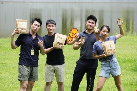 趙威典與團隊成員在酷點校園黃丙喜老師的指導下， 成功打響「魷魚曬太陽」品牌的第一砲。 （由左至右：陳炳豪、趙威典、劉猷楷、宋安妮）(林格立攝)